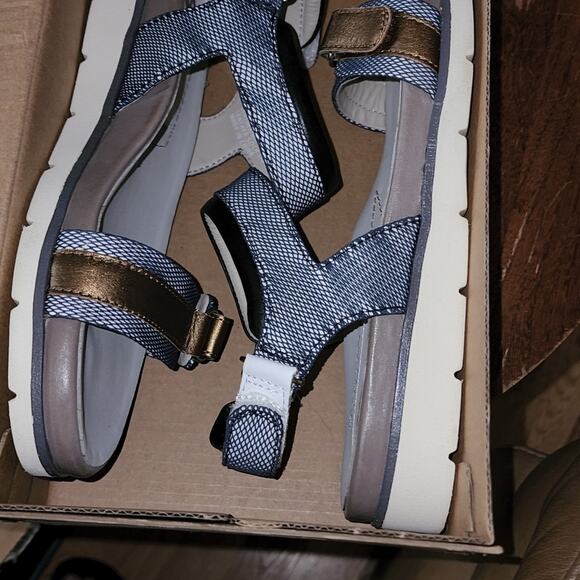 EARTHIES NWT WOMENS ARGO-MBL BLUE LEATHER STRAP SPORT SANDALS - Picture 1 of 9